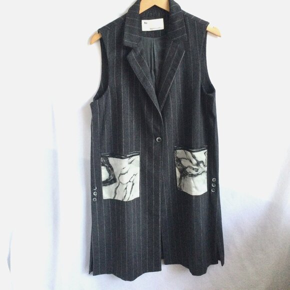Rui Unique Medium Gray Long Vest Artsy Cool Pockets Pinstripe - Picture 1 of 15